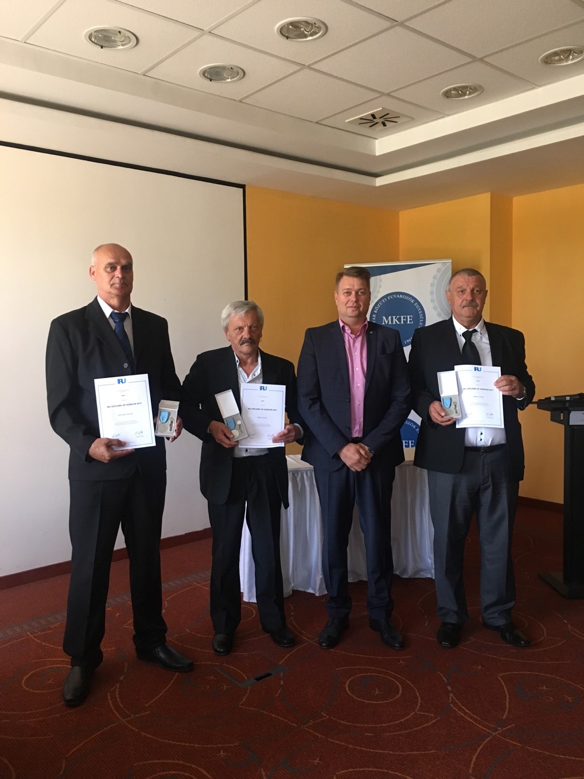 Übergabe des IRU-Diploms
